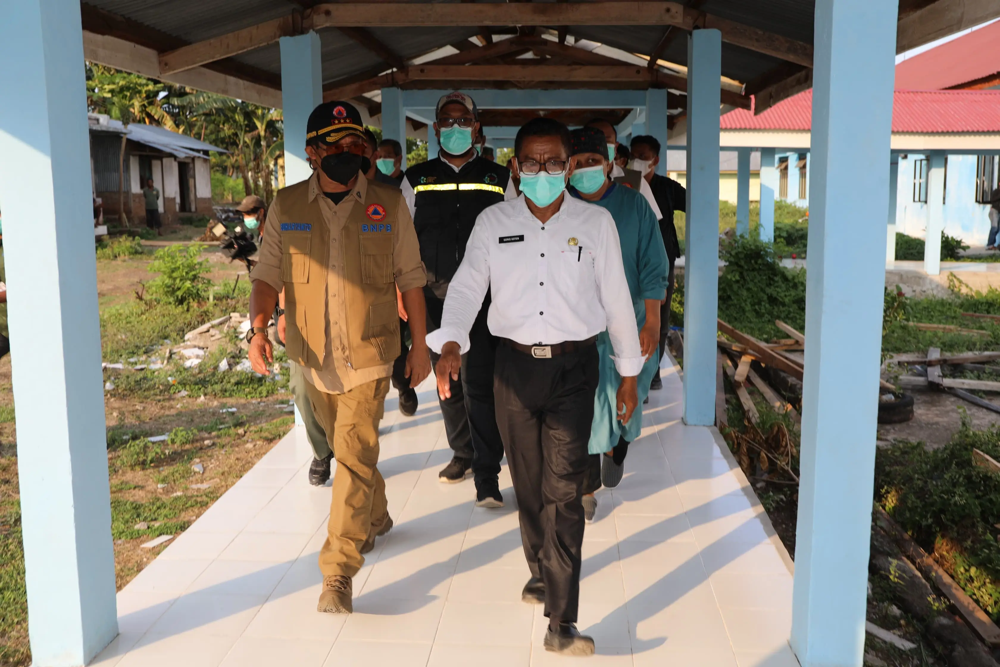 Kepala BNPB Letjen TNI Dr. Suharyanto, S.Sos., M.M (Kemeja dan Rompi Cokelat) saat berada di RSUD Henrikus Fernandez Larantuka mengunjungi korban terdampak erupsi Gunung Lewotobi Laki-Laki di Kabupaten Flores Timur, Nusa Tenggara Timur pada Rabu (6/11).